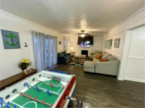 Roomy Beachfront Apartment, Deck, Game Room! apts
